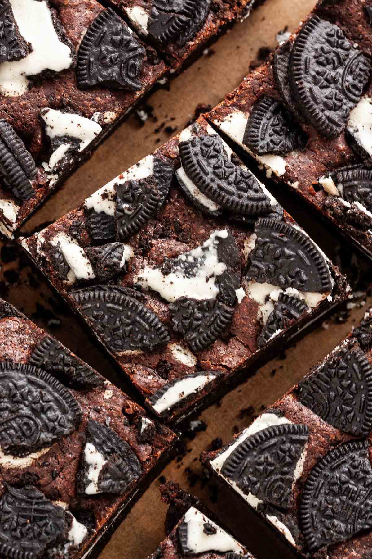 Brownies tranchés sur du papier sulfurisé.