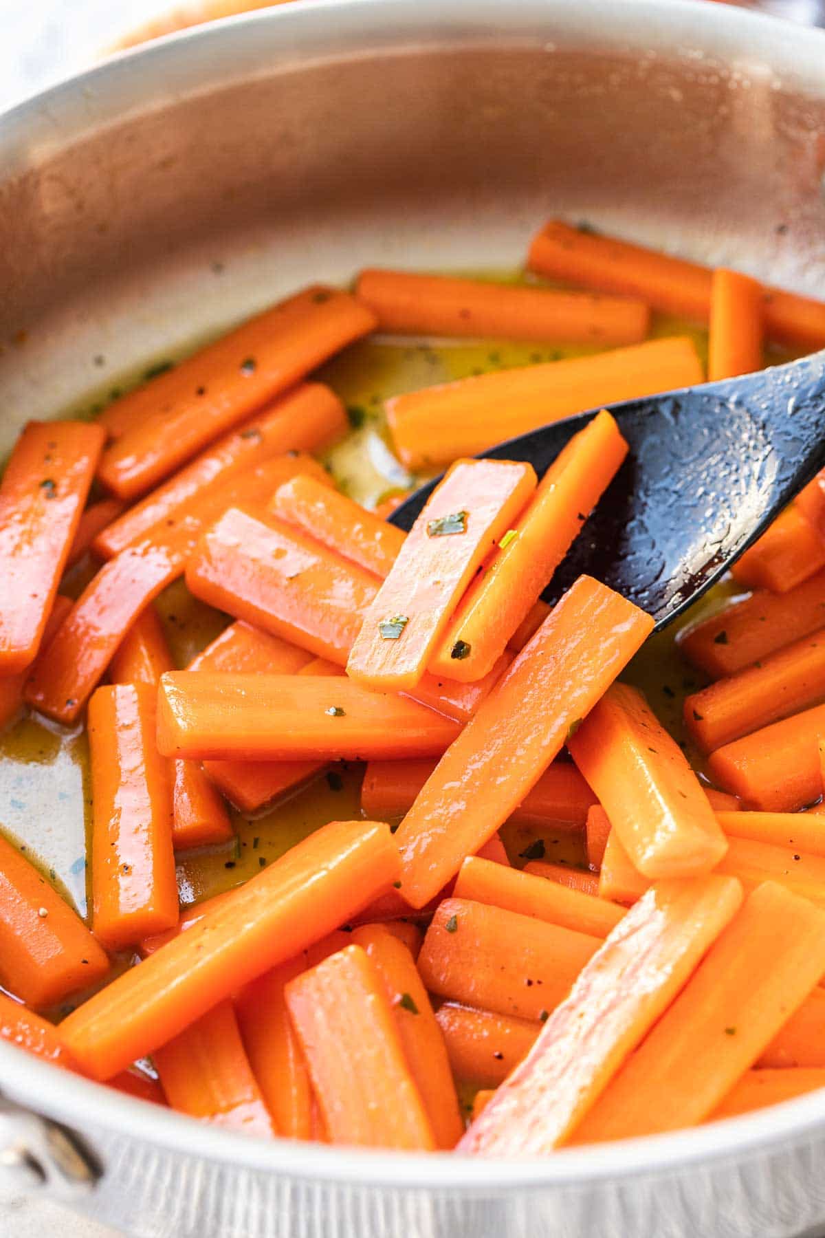 Carottes dans une grande poêle glacées au miel.