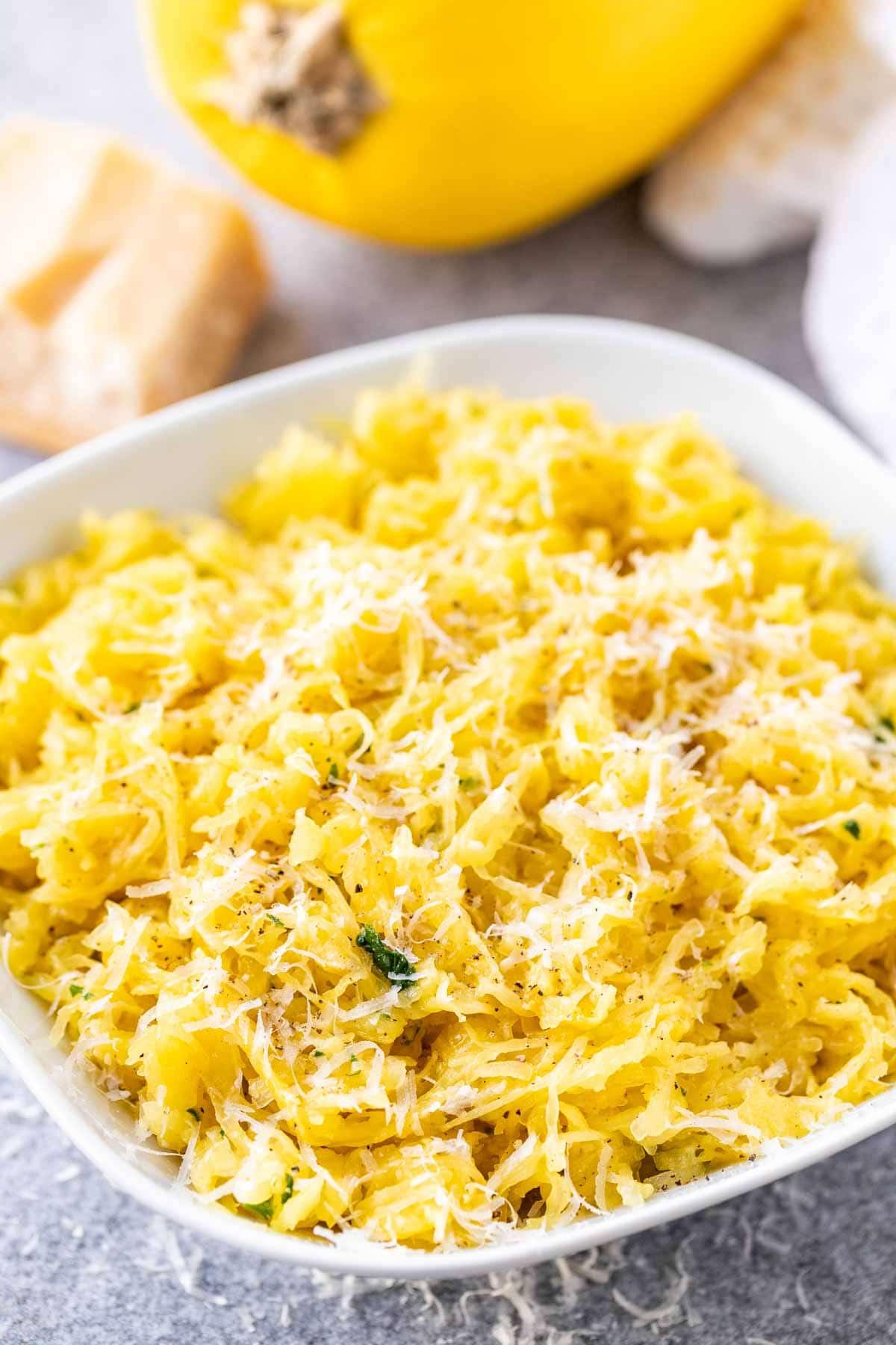 Mèches de courge spaghetti rôties sur une assiette