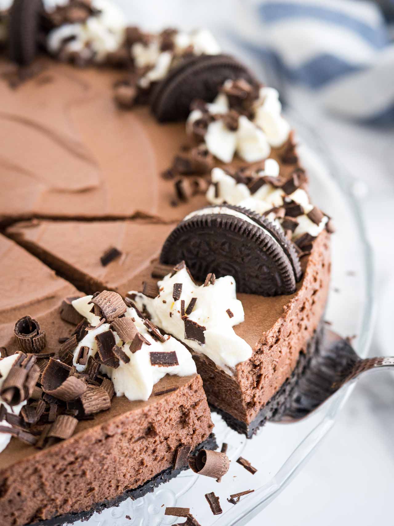 Une tranche de gâteau au chocolat mousse enlevée du gâteau.