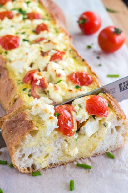 Pain français farci à la tomate et à la feta