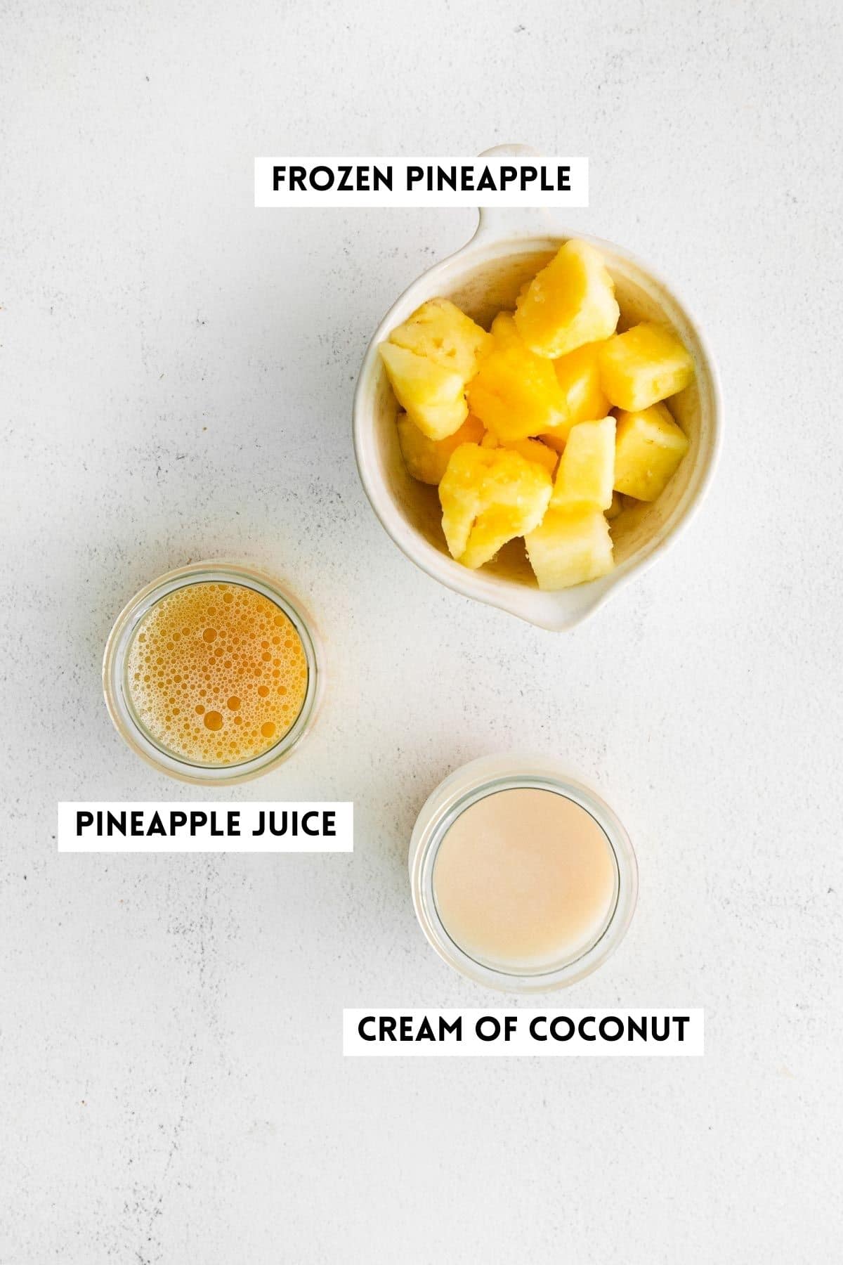 Ingrédients pour faire une piña colada vierge.