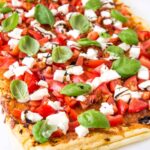 Pizza en pâte feuilletée tomate-mozzarella