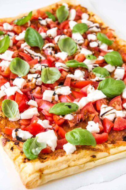 Pizza en pâte feuilletée tomate-mozzarella