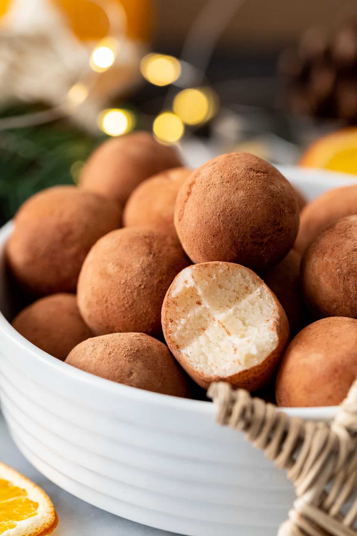 Pommes de terre en marzipan allemand dans un bol blanc, une boule a une bouchée enlevée.