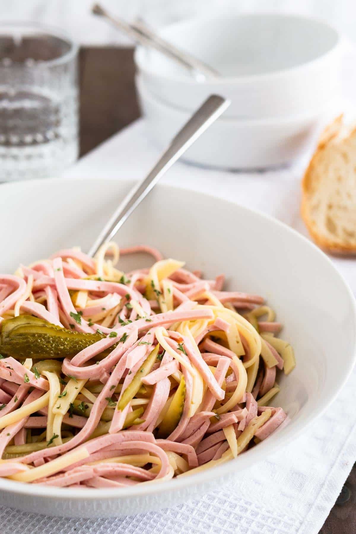 Wurstsalat dans un bol blanc.