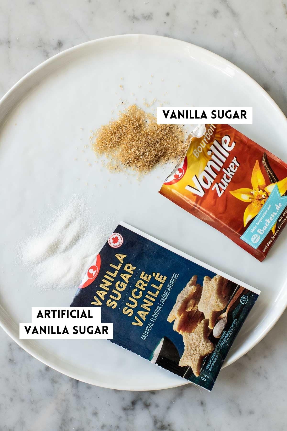 Deux paquets de sucre vanillé acheté en magasin sur une assiette blanche.