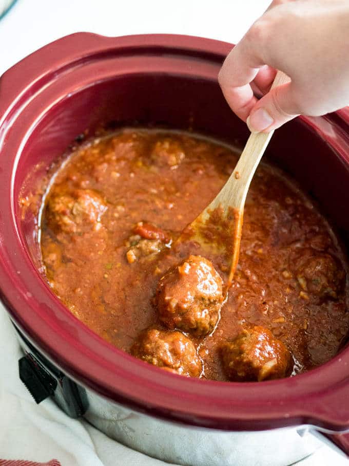 Des boulettes de viande italiennes faciles à préparer à la mijoteuse, noyées dans une sauce marinara maison réalisée avec des herbes italiennes et du vinaigre balsamique. Cette recette se prépare en quelques minutes et fera que tout le monde en redemandera !
