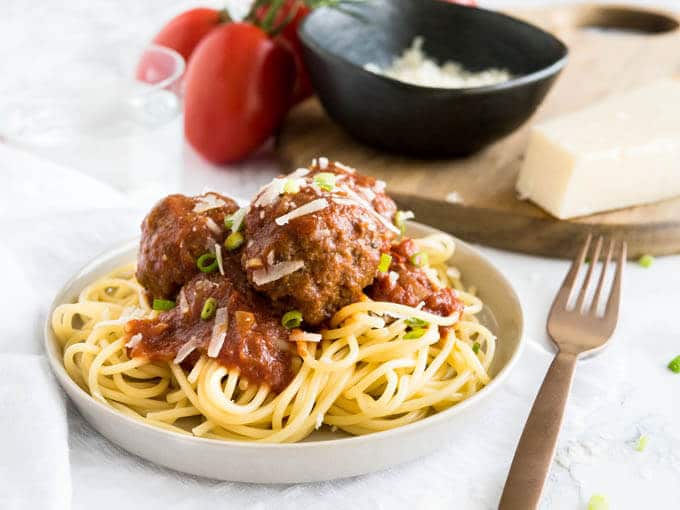 Des boulettes de viande italiennes faciles à préparer à la mijoteuse, noyées dans une sauce marinara maison réalisée avec des herbes italiennes et du vinaigre balsamique. Cette recette se prépare en quelques minutes et fera que tout le monde en redemandera !