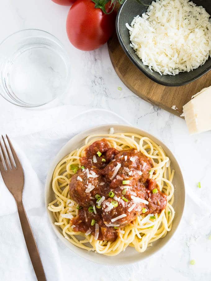 Des boulettes de viande italiennes faciles à préparer à la mijoteuse, noyées dans une sauce marinara maison réalisée avec des herbes italiennes et du vinaigre balsamique. Cette recette se prépare en quelques minutes et fera que tout le monde en redemandera !