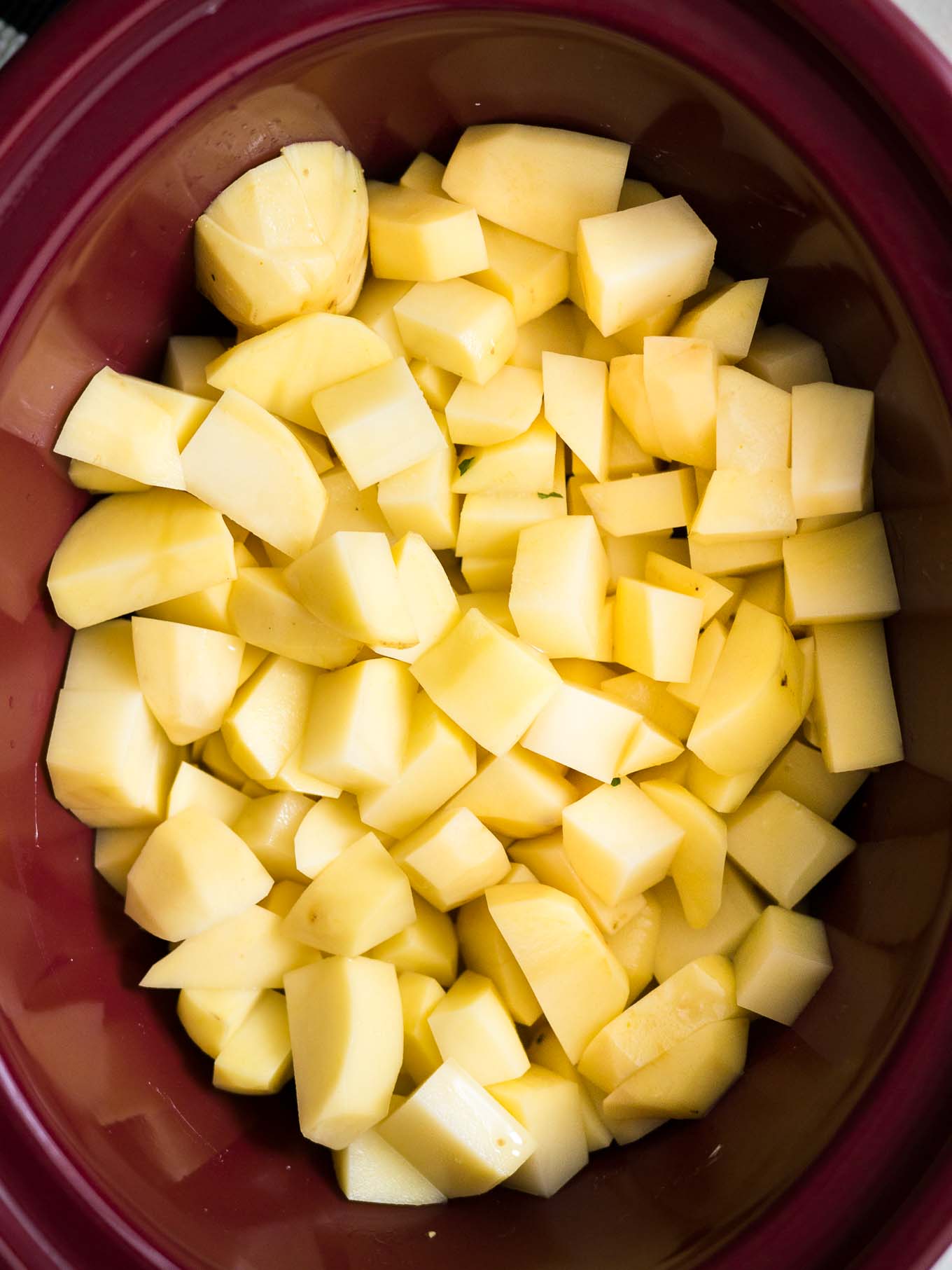 Cette recette de purée de pommes de terre crémeuse à la mijoteuse est tellement facile et parfaite à préparer à l'avance ! Un délicieux accompagnement mijoté pour n'importe quel repas durant l'automne et l'hiver.