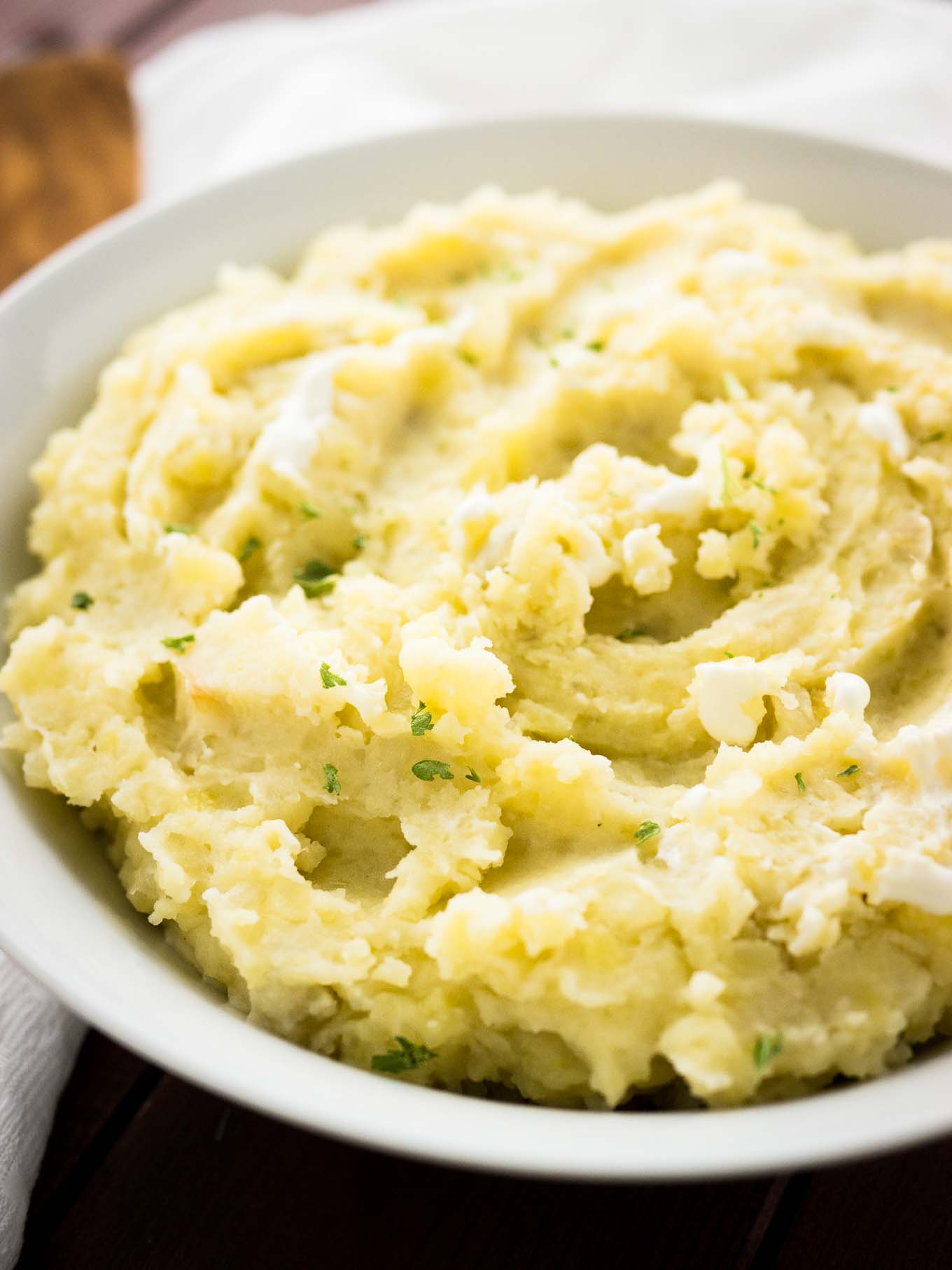 Cette recette de purée de pommes de terre crémeuse à la mijoteuse est tellement facile et parfaite à préparer à l'avance ! Un délicieux accompagnement mijoté pour n'importe quel repas durant l'automne et l'hiver.