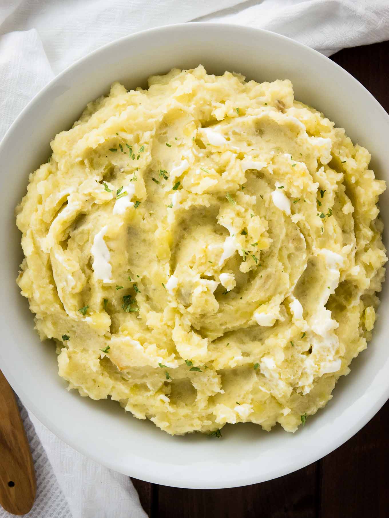 Cette recette de purée de pommes de terre crémeuse à la mijoteuse est tellement facile et parfaite à préparer à l'avance ! Un délicieux accompagnement mijoté pour n'importe quel repas durant l'automne et l'hiver.