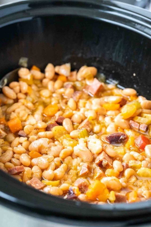 Soupe de jambon et de haricots dans un bol de mijoteuse