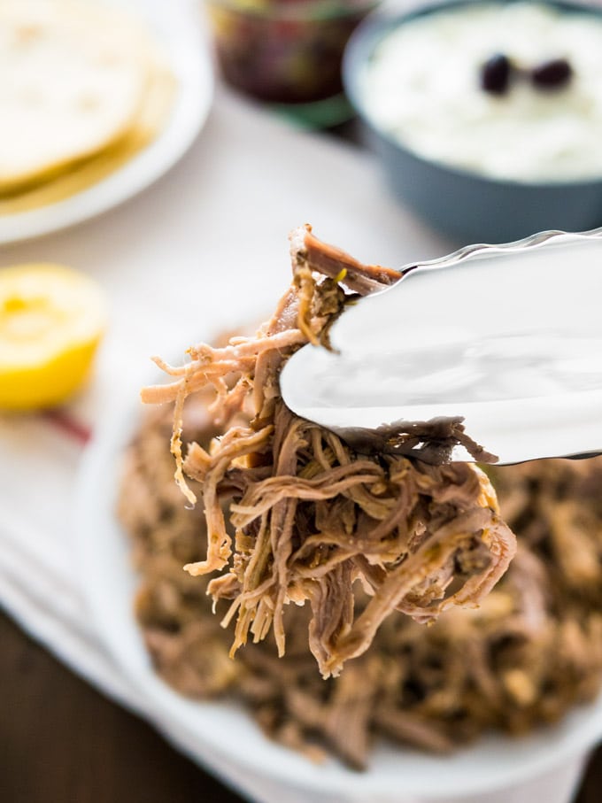 Les meilleurs gyros de porc effiloché à la mijoteuse - réalisés avec mon mélange d'épices grecques ! Cette recette facile est parfaite pour des tacos à la grecque ou de simples sandwiches avec du coleslaw.