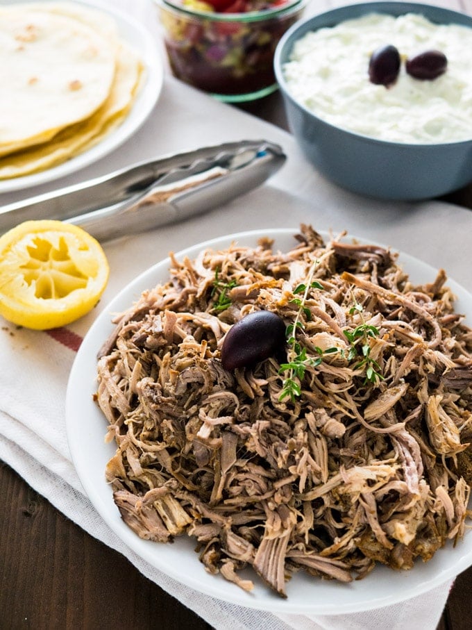 Les meilleurs gyros de porc effiloché à la mijoteuse - réalisés avec mon mélange d'épices grecques ! Cette recette facile est parfaite pour des tacos à la grecque ou de simples sandwiches avec du coleslaw.