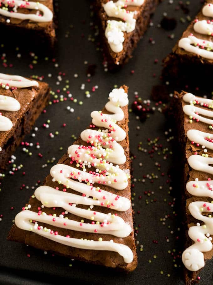 Ces brownies de Noël au pain d'épice se préparent en quelques minutes ! Ajoutez une touche festive à des brownies classiques avec une recette semi-maison facile de brownies en forme de sapin de Noël, parfumés aux épices de pain d'épice et décorés de nombreux vermicelles.