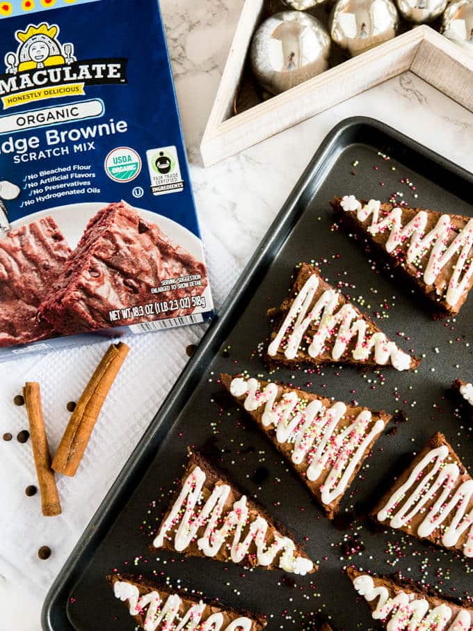 Ces brownies de Noël au pain d'épice se préparent en quelques minutes ! Ajoutez une touche festive à des brownies classiques avec une recette semi-maison facile de brownies en forme de sapin de Noël, parfumés aux épices de pain d'épice et décorés de nombreux vermicelles.
