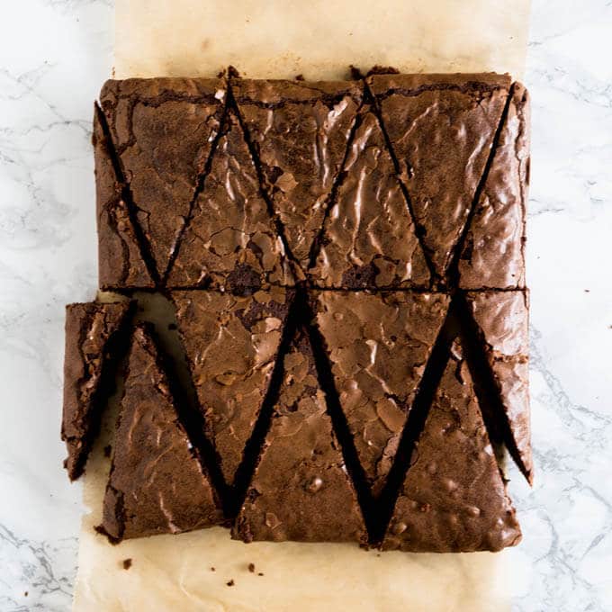 Ces brownies de Noël au pain d'épice se préparent en quelques minutes ! Ajoutez une touche festive à des brownies classiques avec une recette semi-maison facile de brownies en forme de sapin de Noël, parfumés aux épices de pain d'épice et décorés de nombreux vermicelles.
