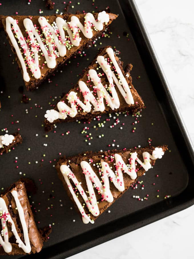 Ces brownies de Noël au pain d'épice se préparent en quelques minutes ! Ajoutez une touche festive à des brownies classiques avec une recette semi-maison facile de brownies en forme de sapin de Noël, parfumés aux épices de pain d'épice et décorés de nombreux vermicelles.