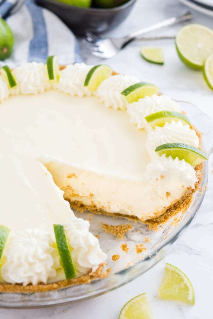 Une tarte sur une assiette avec une part manquante