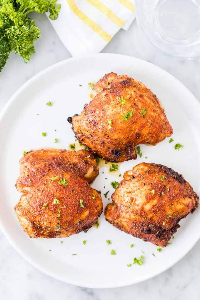 Cuisses de poulet rôties garnies de persil