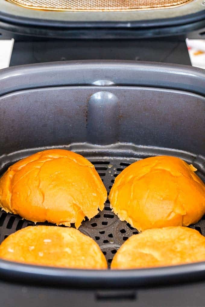 Pains à hamburger dans le panier de la friteuse à air