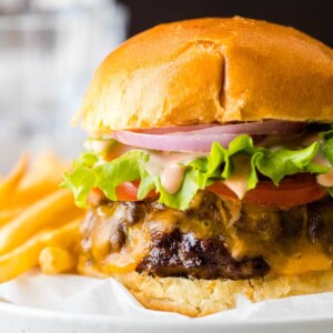 Gros plan sur un hamburger