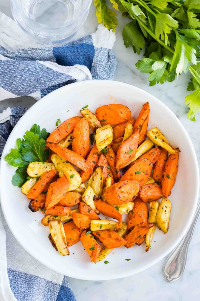 Carottes rôties dans une assiette saupoudrées de persil