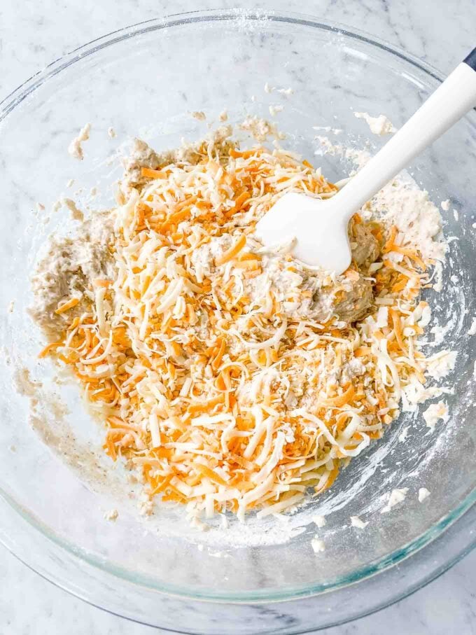 Fromage râpé sur la pâte dans un bol
