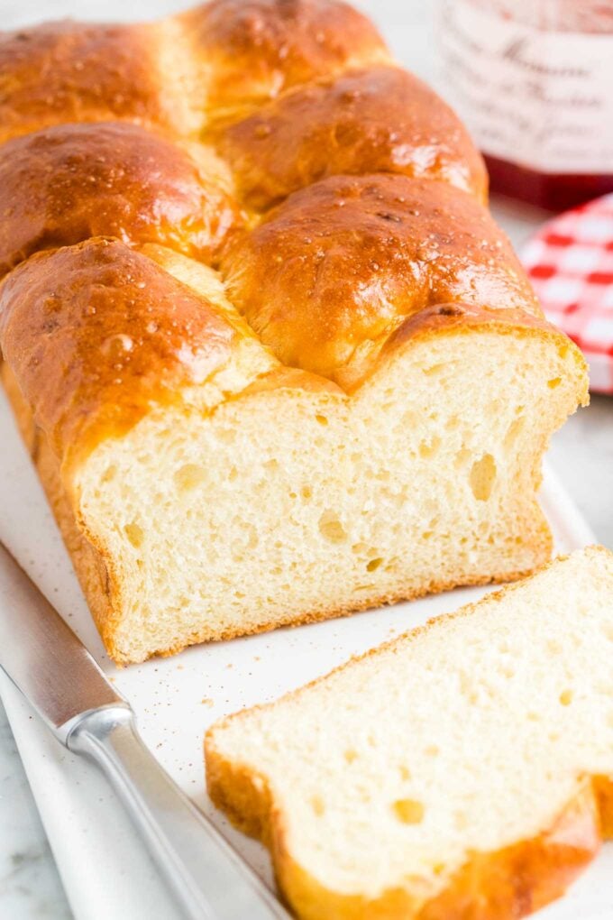 Un pain brioche sur un plateau de service
