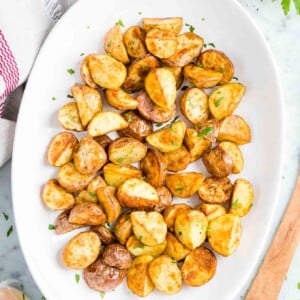 Pommes de terre rôties sur un plat de service