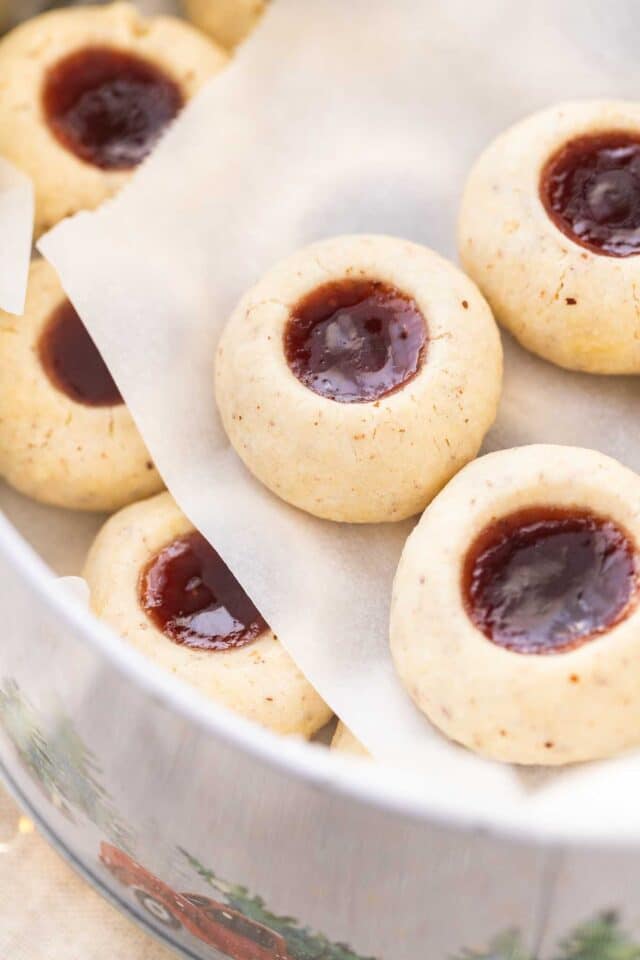 Biscuits dans une boîte en métal tapissée de papier sulfurisé