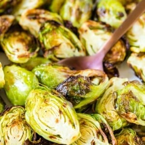Gros plan sur des choux de Bruxelles rôtis à la friteuse à air avec une cuillère