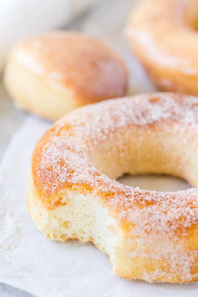 Gros plan d'un donut à l'Air Fryer sucré
