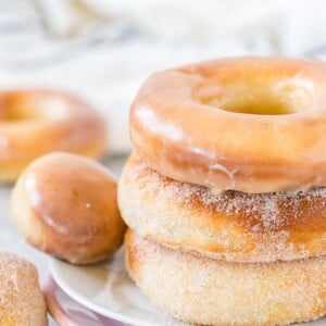 Une pile de donuts cuits à l'air sur une assiette, glacés et sucrés