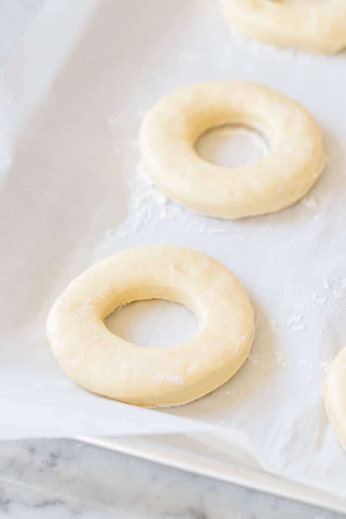 Donnuts crus à l'Air Fryer sur du papier sulfurisé