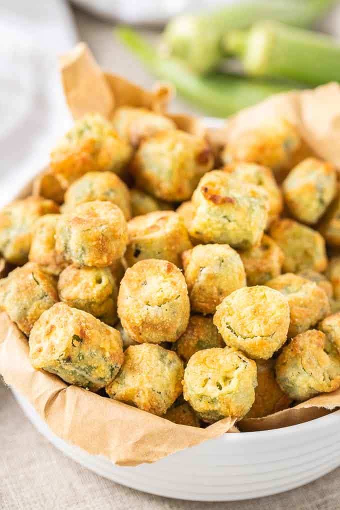 Gombo à la friteuse à air dans un bol blanc
