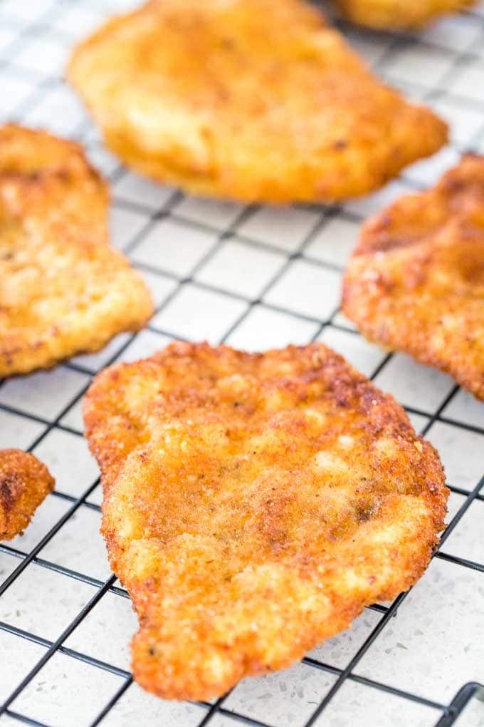 Schnitzels croustillants sur une grille noire