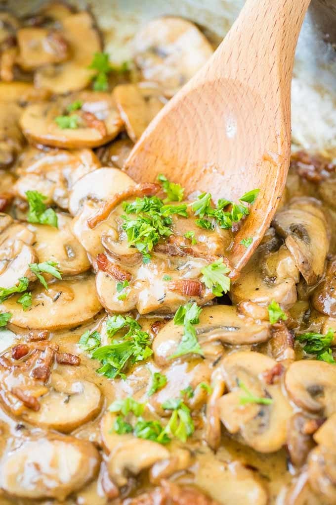 Sauce aux champignons et bacon pour Jagerschnitzel avec une cuillère en bois