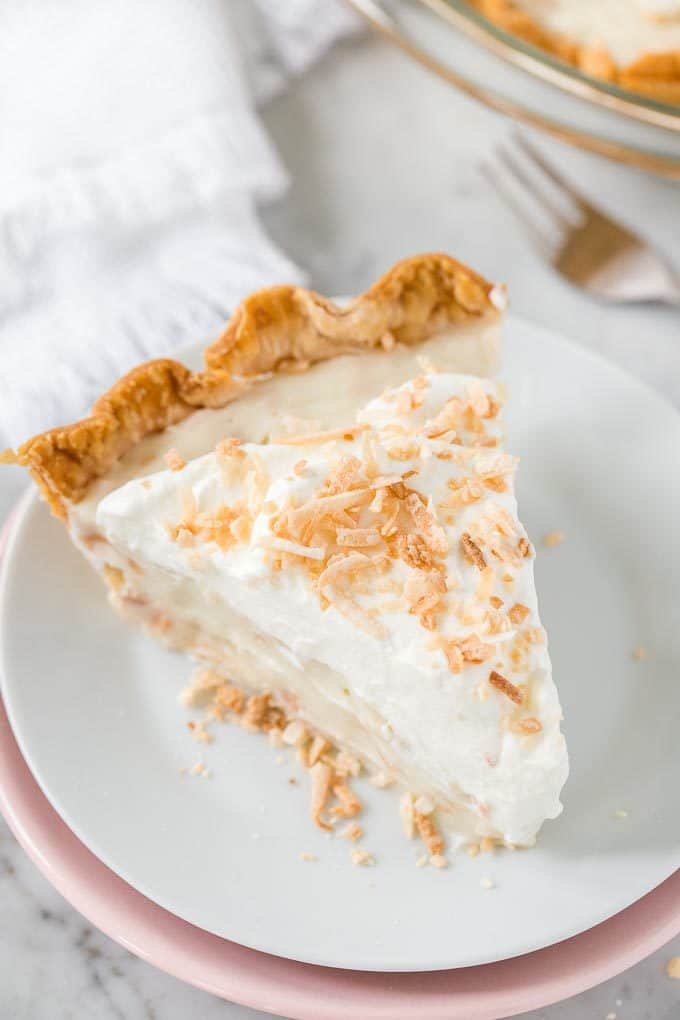 Une part de tarte à la crème de coco sur une assiette