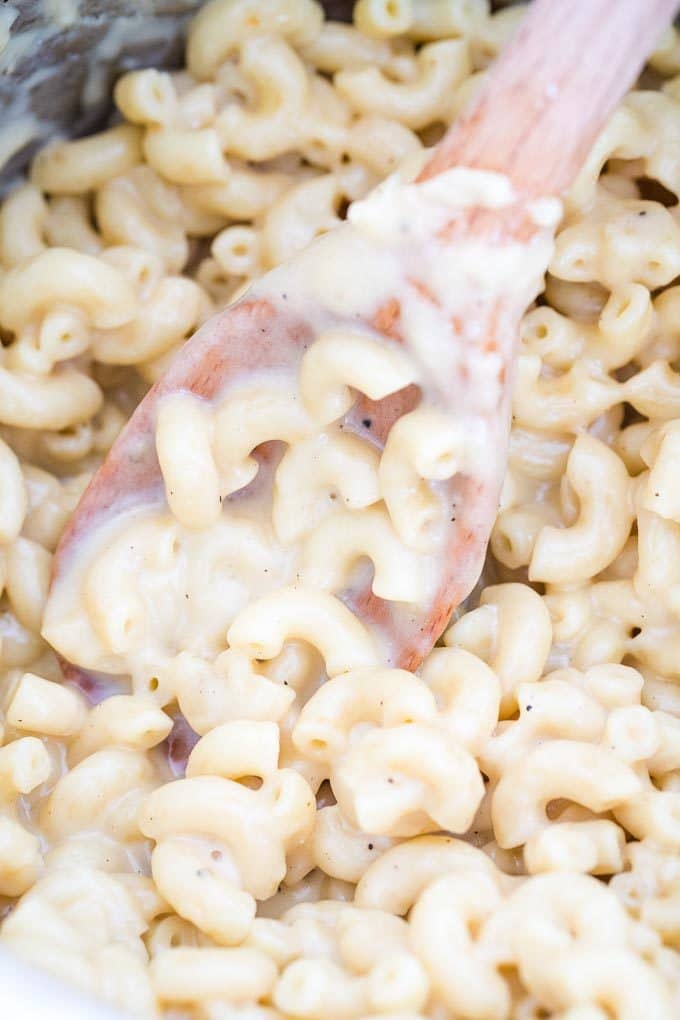 Mac and Cheese crémeux avec une cuillère en bois