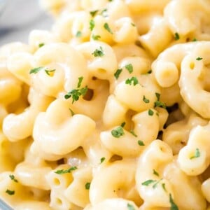 Gros plan sur le Mac and Cheese à la mijoteuse garni de persil