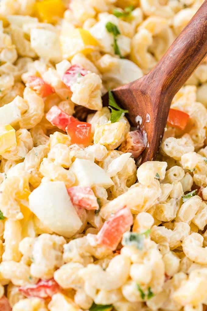 Gros plan de la salade de macaroni avec une cuillère en bois