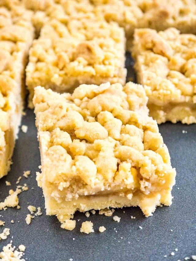 morceaux de gâteau streusel aux pommes sur une plaque de cuisson gris foncé