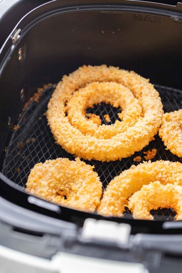 Une seule couche de rondelles d'oignon dans un panier de friteuse à air