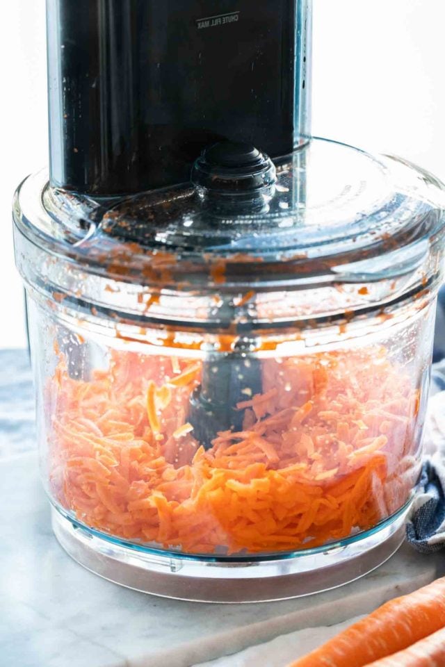 carottes râpées dans un robot culinaire