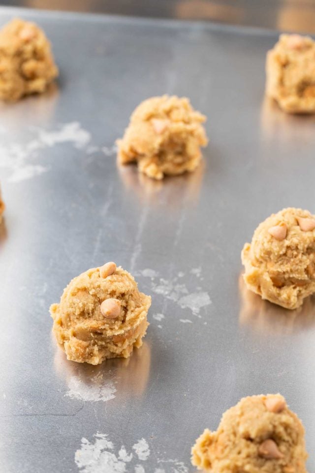 Boules de pâte à biscuits au caramel beurre salé sur une plaque de cuisson