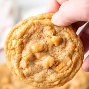 Une main tenant un biscuit au caramel beurre salé