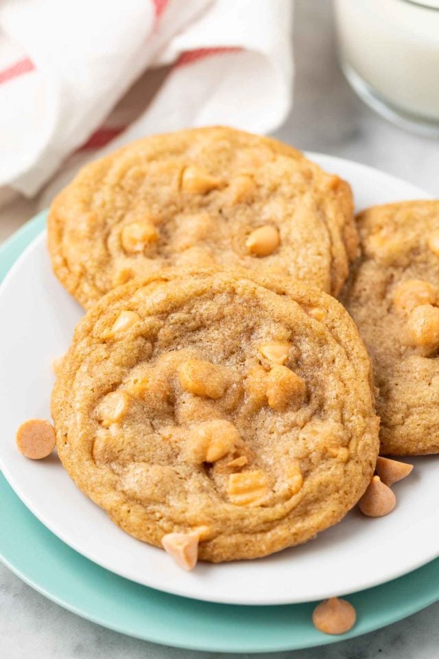 Trois biscuits au caramel beurre salé sur une assiette blanche garnis de pépites de caramel beurre salé